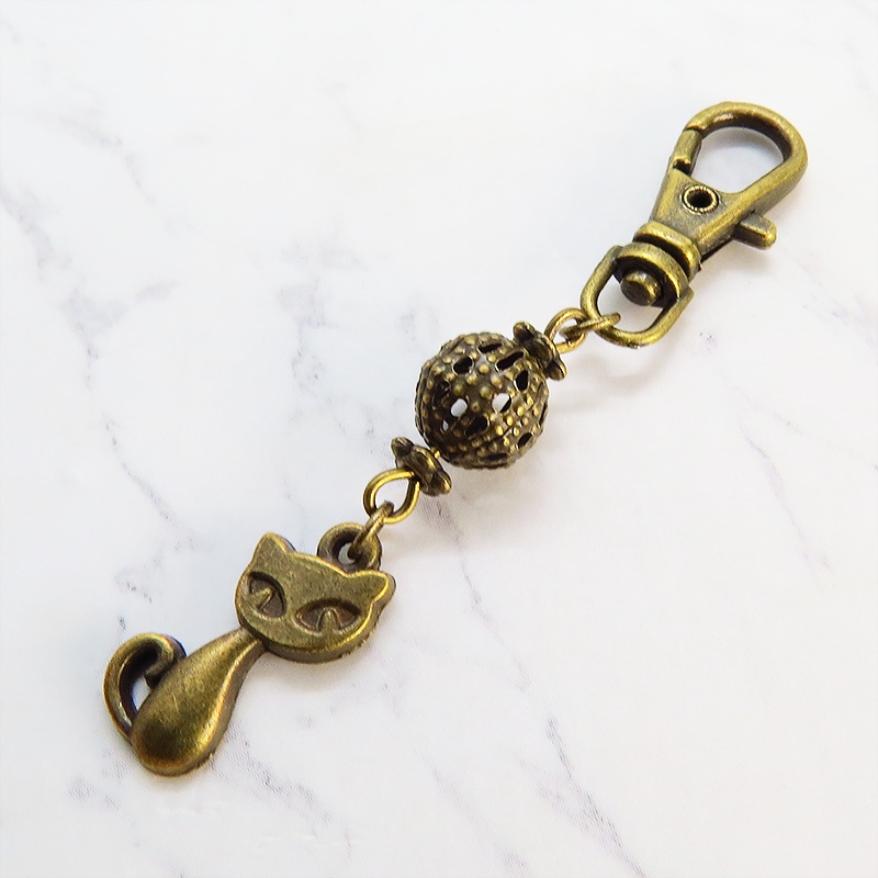 アンティークカラーの猫モチーフと透かしメタルビーズのファスナーチャーム キーホルダー