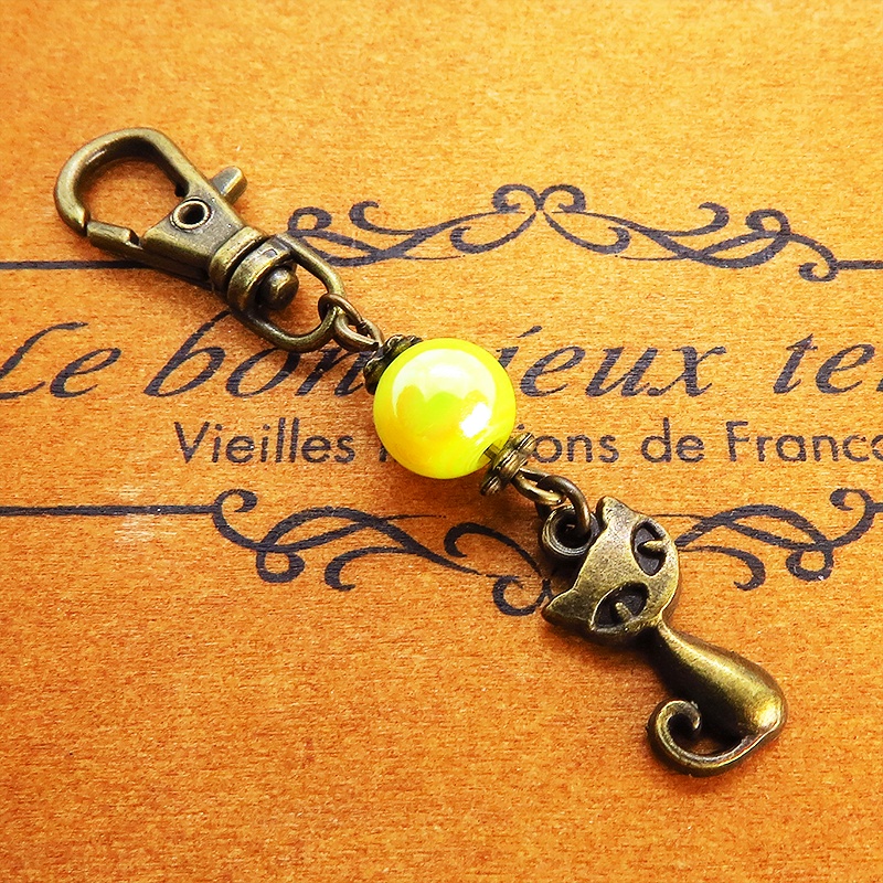 アンティークカラーの猫モチーフとミックスイエロービーズのファスナーチャーム キーホルダー