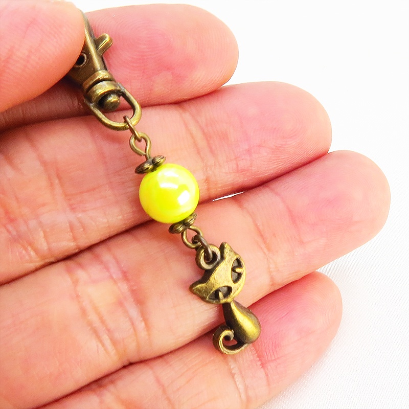 アンティークカラーの猫モチーフとミックスイエロービーズのファスナーチャーム キーホルダー