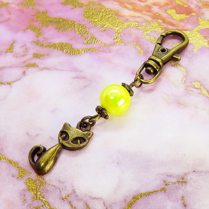 アンティークカラーの猫モチーフとミックスイエロービーズのファスナーチャーム キーホルダー