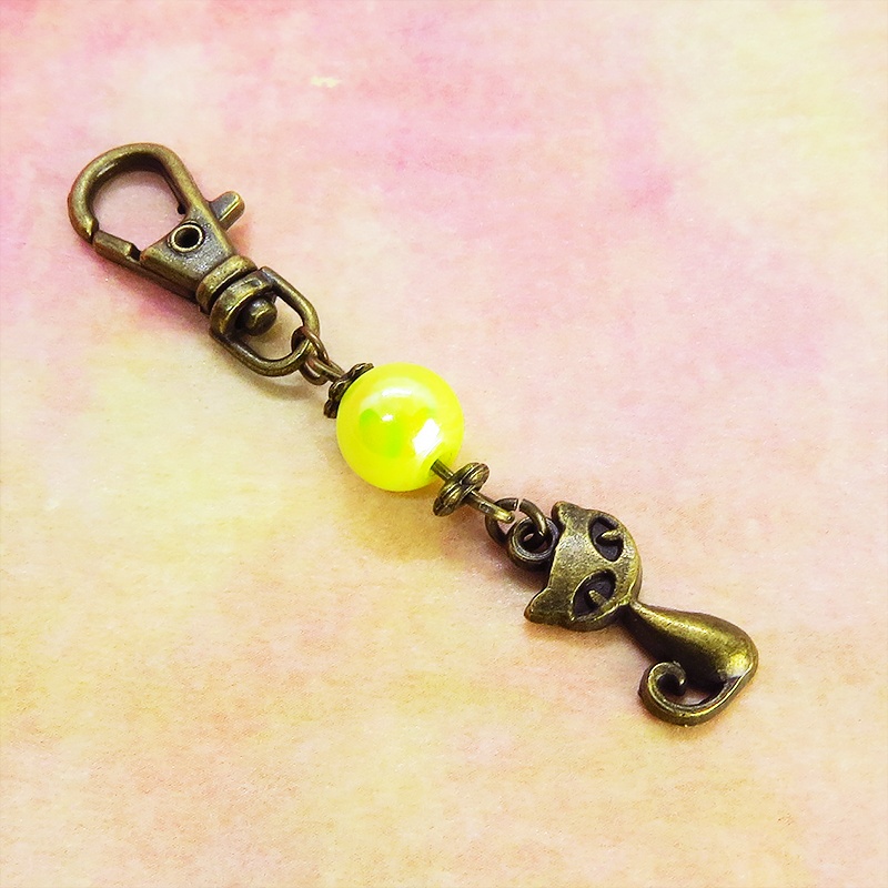 アンティークカラーの猫モチーフとミックスイエロービーズのファスナーチャーム キーホルダー