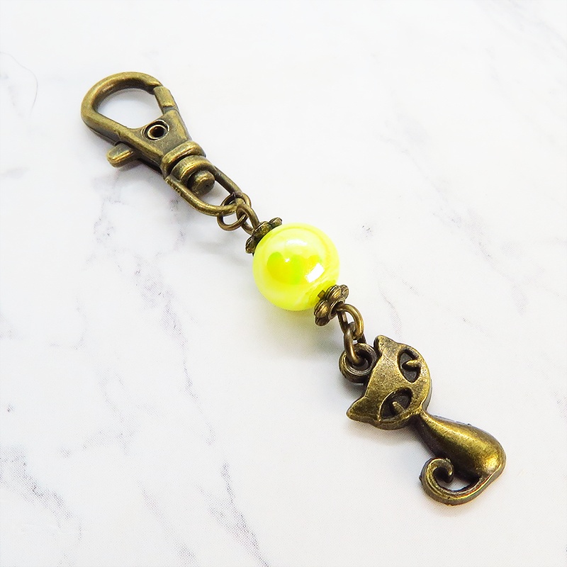 アンティークカラーの猫モチーフとミックスイエロービーズのファスナーチャーム キーホルダー