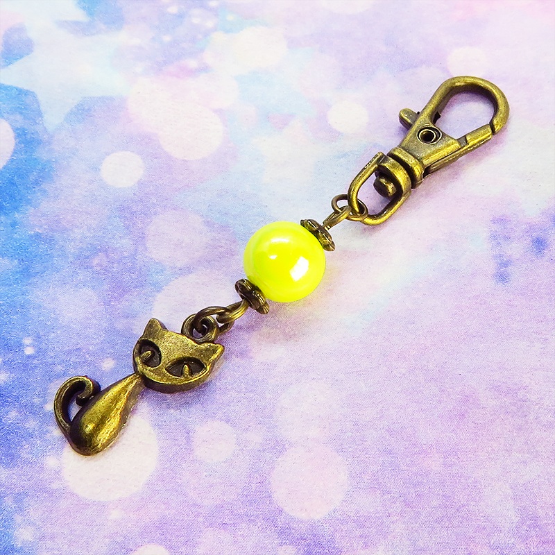 アンティークカラーの猫モチーフとミックスイエロービーズのファスナーチャーム キーホルダー