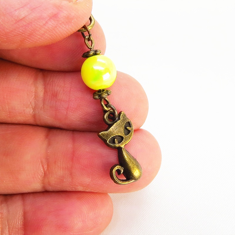 アンティークカラーの猫モチーフとミックスイエロービーズのファスナーチャーム キーホルダー