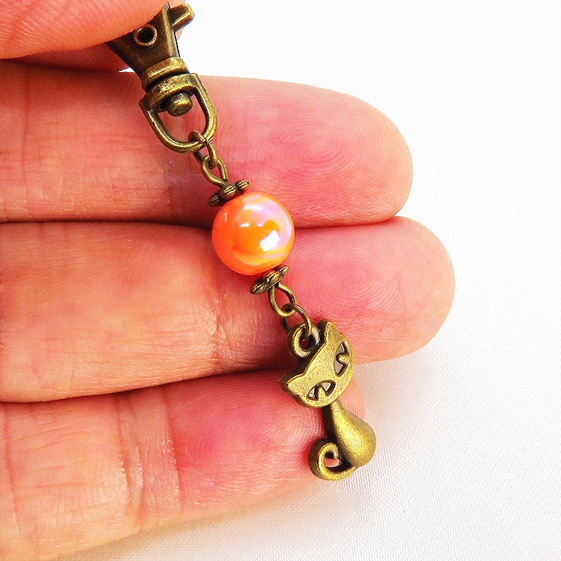 アンティークカラーの猫モチーフとオレンジミックスビーズのファスナーチャーム キーホルダー