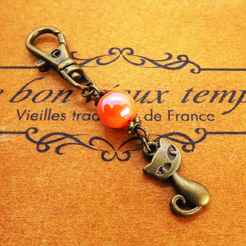 アンティークカラーの猫モチーフとオレンジミックスビーズのファスナーチャーム キーホルダー