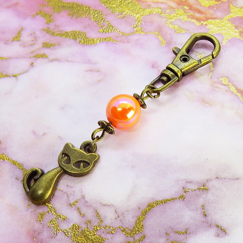 アンティークカラーの猫モチーフとオレンジミックスビーズのファスナーチャーム キーホルダー
