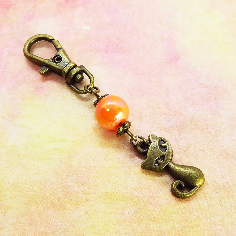 アンティークカラーの猫モチーフとオレンジミックスビーズのファスナーチャーム キーホルダー