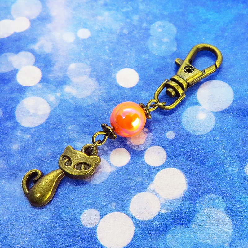 アンティークカラーの猫モチーフとオレンジミックスビーズのファスナーチャーム キーホルダー