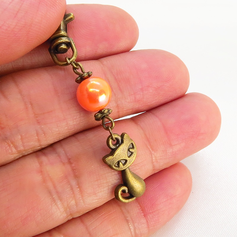 アンティークカラーの猫モチーフとオレンジミックスビーズのファスナーチャーム キーホルダー