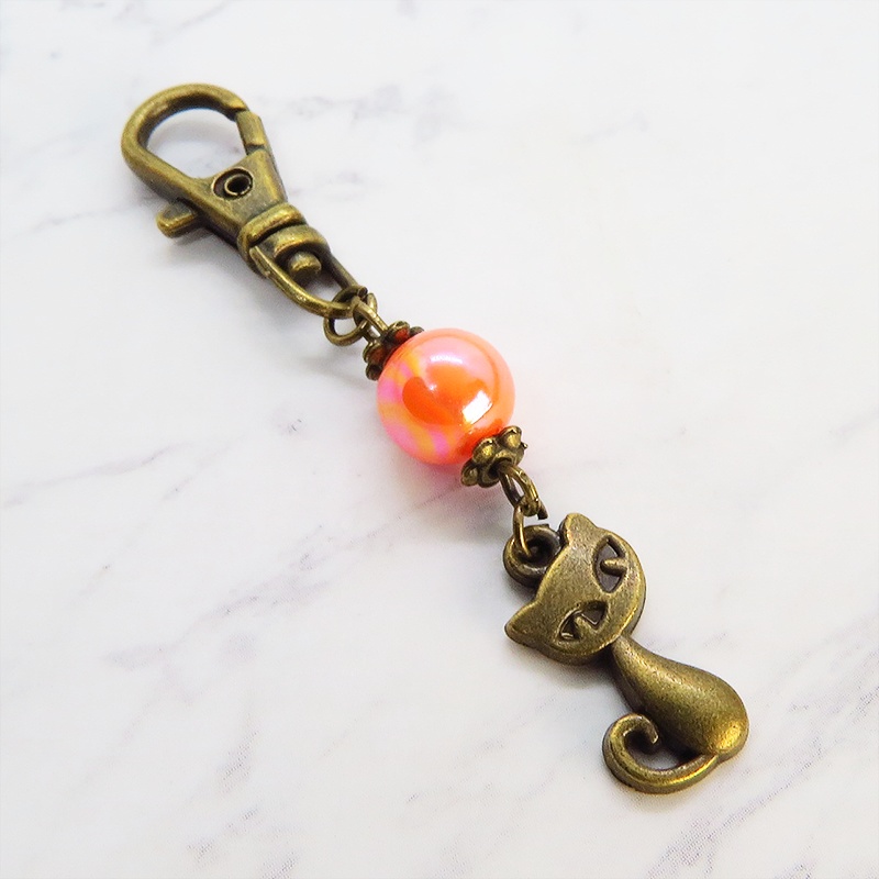 アンティークカラーの猫モチーフとオレンジミックスビーズのファスナーチャーム キーホルダー
