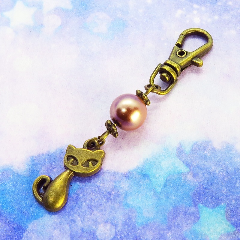 アンティークカラーの猫モチーフとココアブラウンビーズのファスナーチャーム キーホルダー
