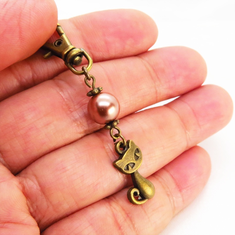 アンティークカラーの猫モチーフとココアブラウンビーズのファスナーチャーム キーホルダー