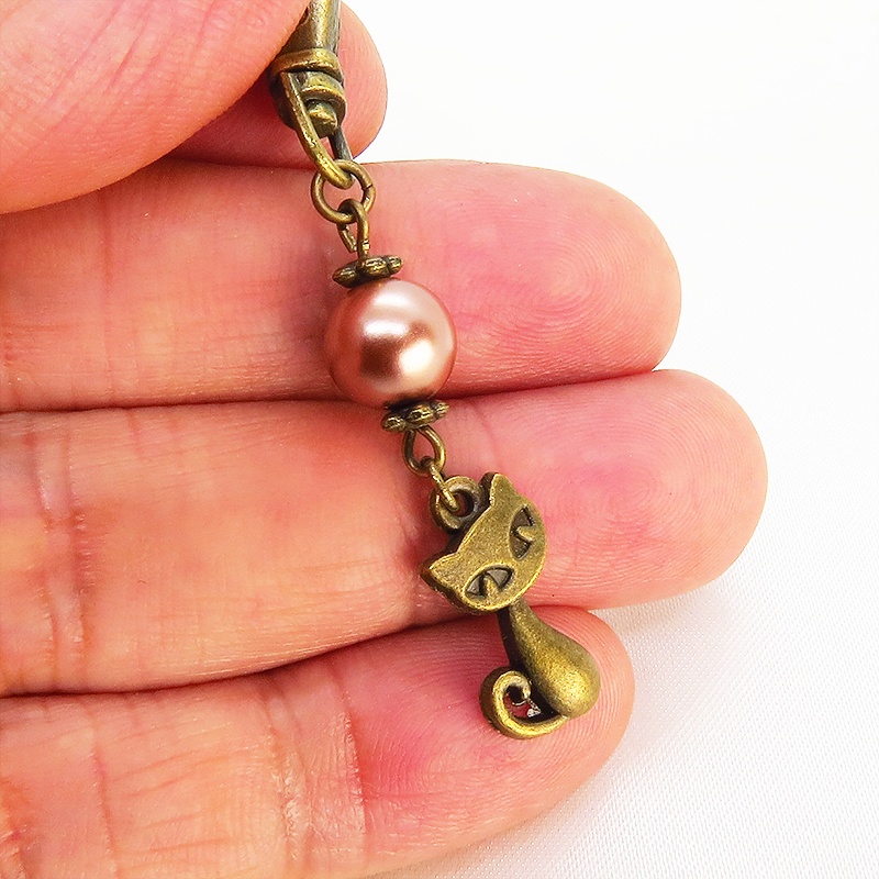 アンティークカラーの猫モチーフとココアブラウンビーズのファスナーチャーム キーホルダー