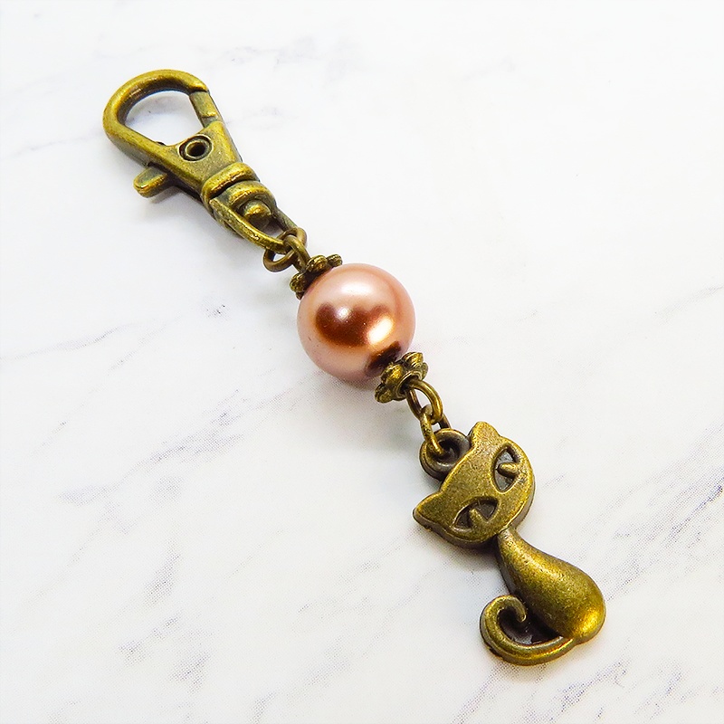 アンティークカラーの猫モチーフとココアブラウンビーズのファスナーチャーム キーホルダー