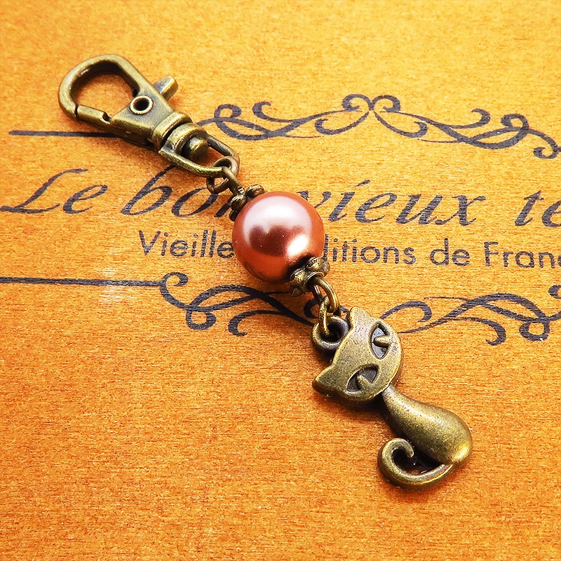 アンティークカラーの猫モチーフとココアブラウンビーズのファスナーチャーム キーホルダー