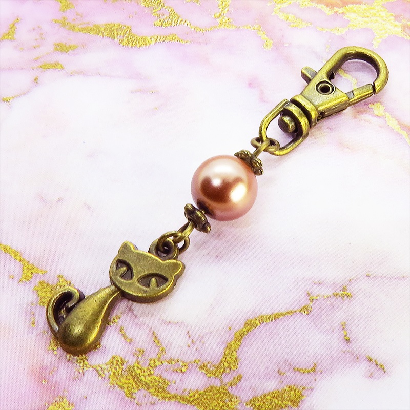 アンティークカラーの猫モチーフとココアブラウンビーズのファスナーチャーム キーホルダー