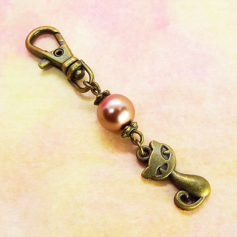 アンティークカラーの猫モチーフとココアブラウンビーズのファスナーチャーム キーホルダー