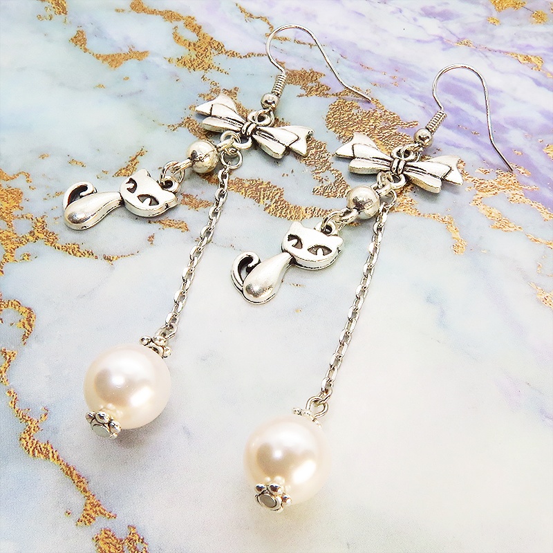 猫と大粒スワロフスキーパールのチェーンピアス リボン クリスタルホワイト アンティークシルバー