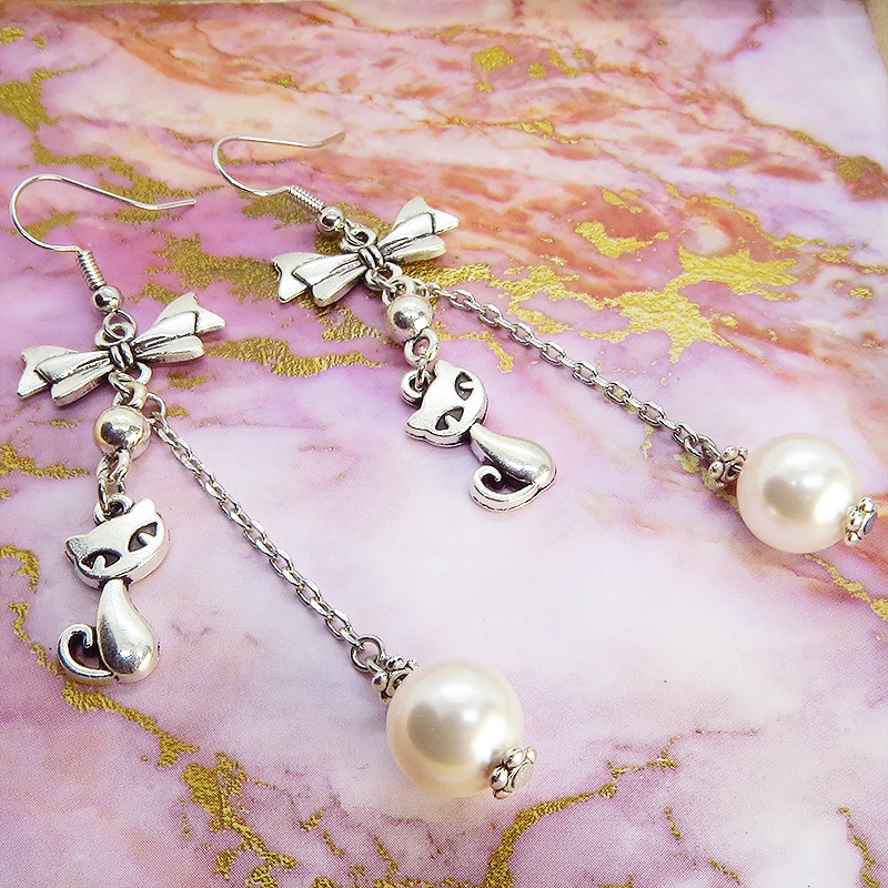 猫と大粒スワロフスキーパールのチェーンピアス リボン クリスタルホワイト アンティークシルバー