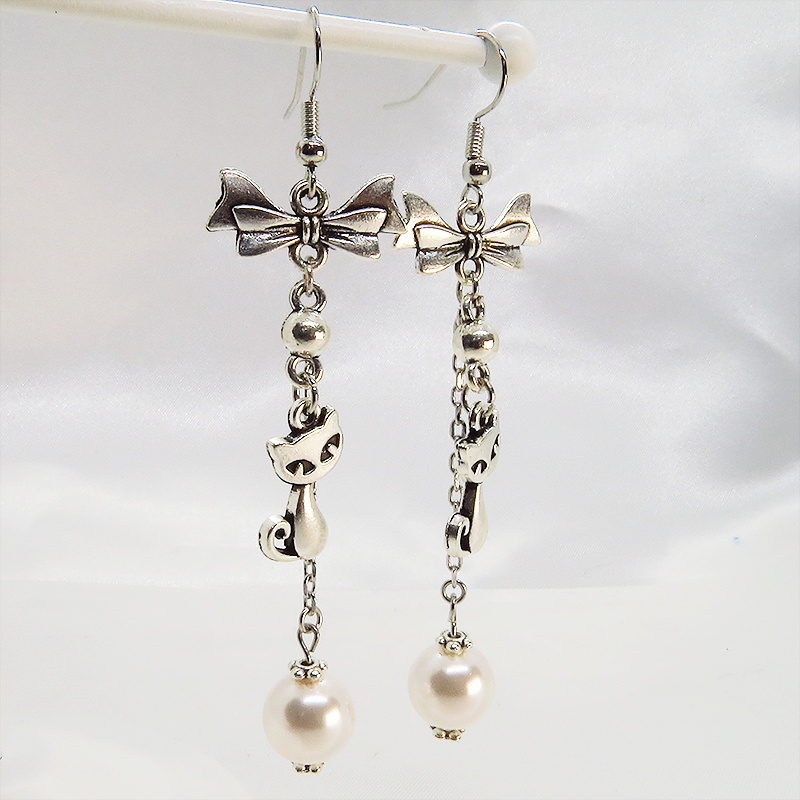 猫と大粒スワロフスキーパールのチェーンピアス リボン クリスタルホワイト アンティークシルバー