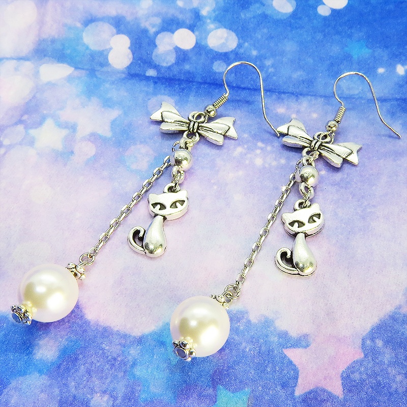 猫と大粒スワロフスキーパールのチェーンピアス リボン クリスタルホワイト アンティークシルバー