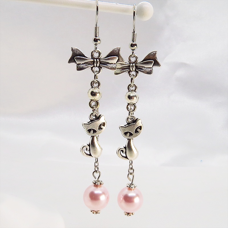 猫と大粒スワロフスキーパールのチェーンピアス リボン ロザリン アンティークシルバー