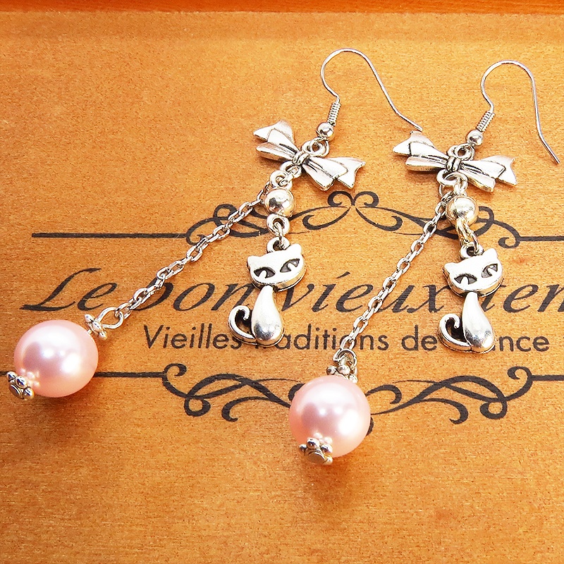 猫と大粒スワロフスキーパールのチェーンピアス リボン ロザリン アンティークシルバー