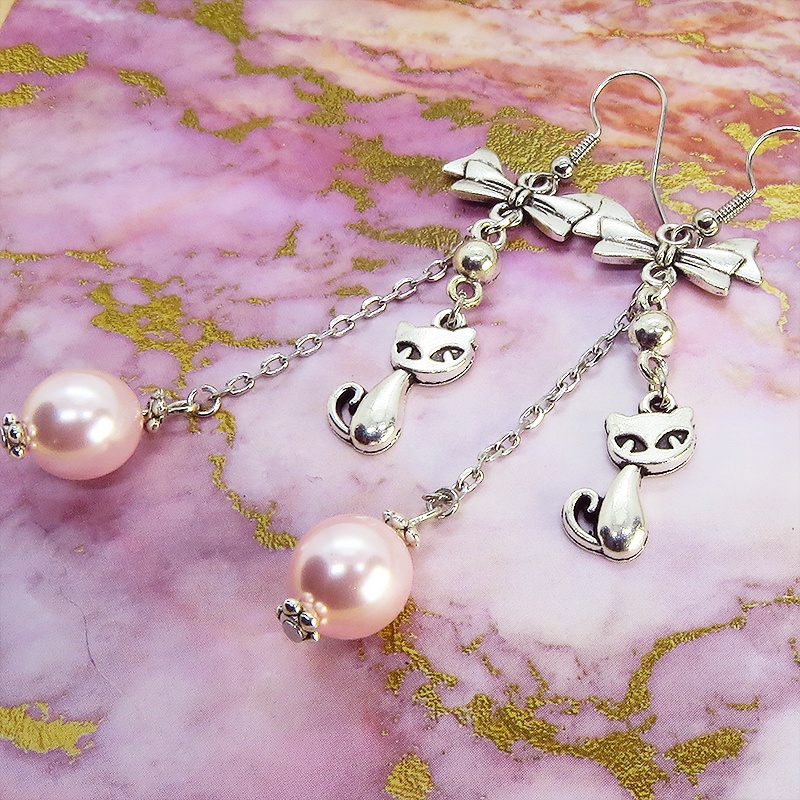 猫と大粒スワロフスキーパールのチェーンピアス リボン ロザリン アンティークシルバー