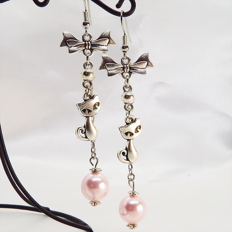 猫と大粒スワロフスキーパールのチェーンピアス リボン ロザリン アンティークシルバー