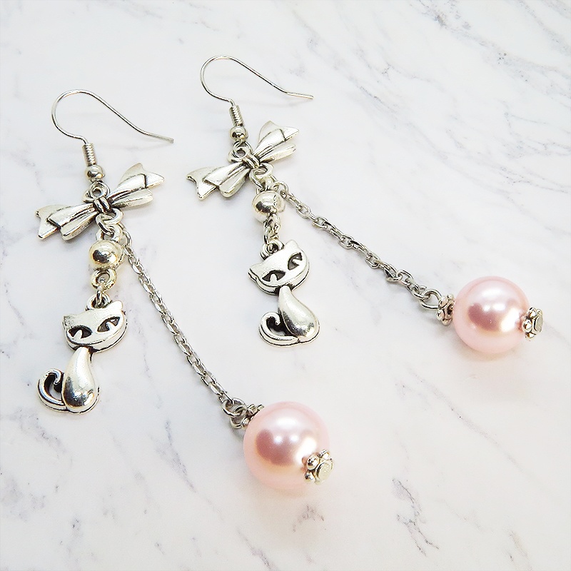 猫と大粒スワロフスキーパールのチェーンピアス リボン ロザリン アンティークシルバー