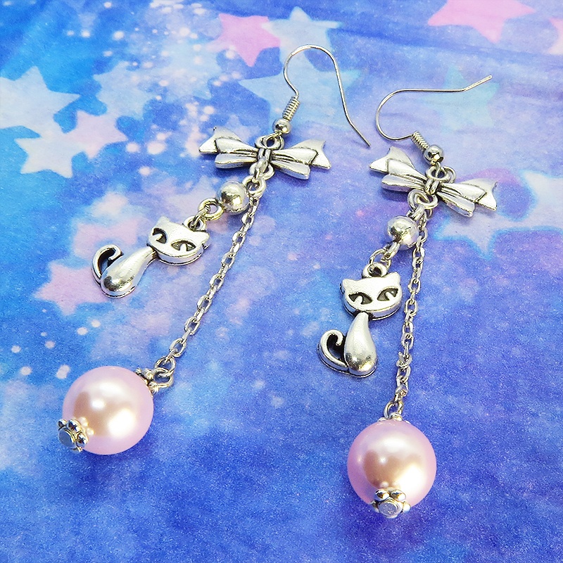 猫と大粒スワロフスキーパールのチェーンピアス リボン ロザリン アンティークシルバー