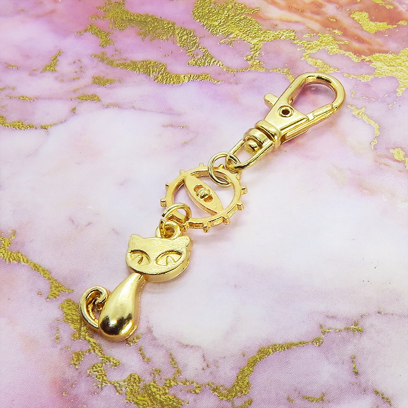 マットゴールドに輝く猫と歯車のシンプルに可愛いファスナーチャーム キーホルダー マスクチャーム