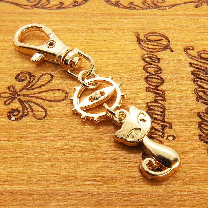 マットゴールドに輝く猫と歯車のシンプルに可愛いファスナーチャーム キーホルダー マスクチャーム