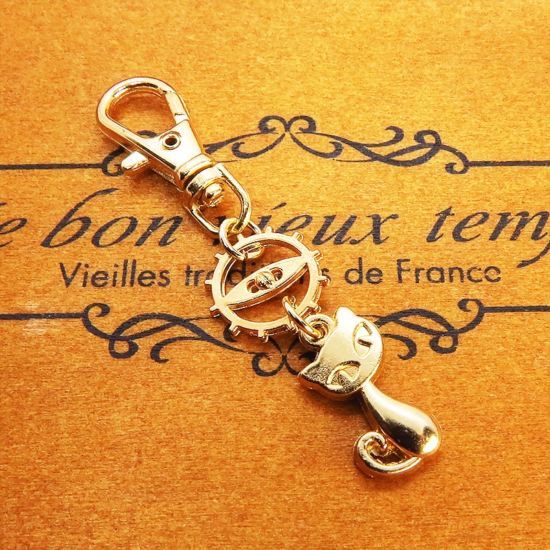 マットゴールドに輝く猫と歯車のシンプルに可愛いファスナーチャーム キーホルダー マスクチャーム