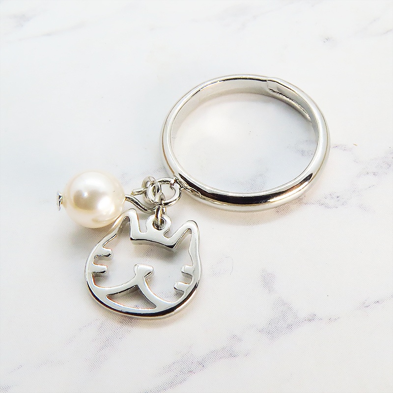 シルバーカラー 猫フェイス(ハチワレ)フレームとスワロフスキー・パールの大人可愛いリング フリーサイズ