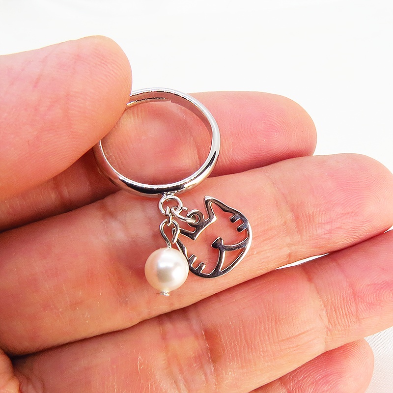 シルバーカラー 猫フェイス(ハチワレ)フレームとスワロフスキー・パールの大人可愛いリング フリーサイズ