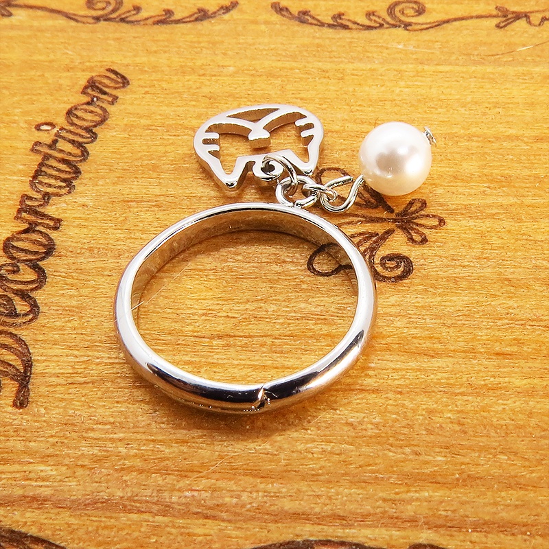 シルバーカラー 猫フェイス(ハチワレ)フレームとスワロフスキー・パールの大人可愛いリング フリーサイズ