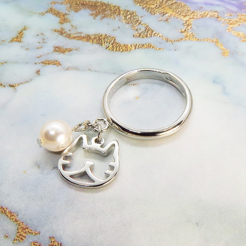 シルバーカラー 猫フェイス(ハチワレ)フレームとスワロフスキー・パールの大人可愛いリング フリーサイズ