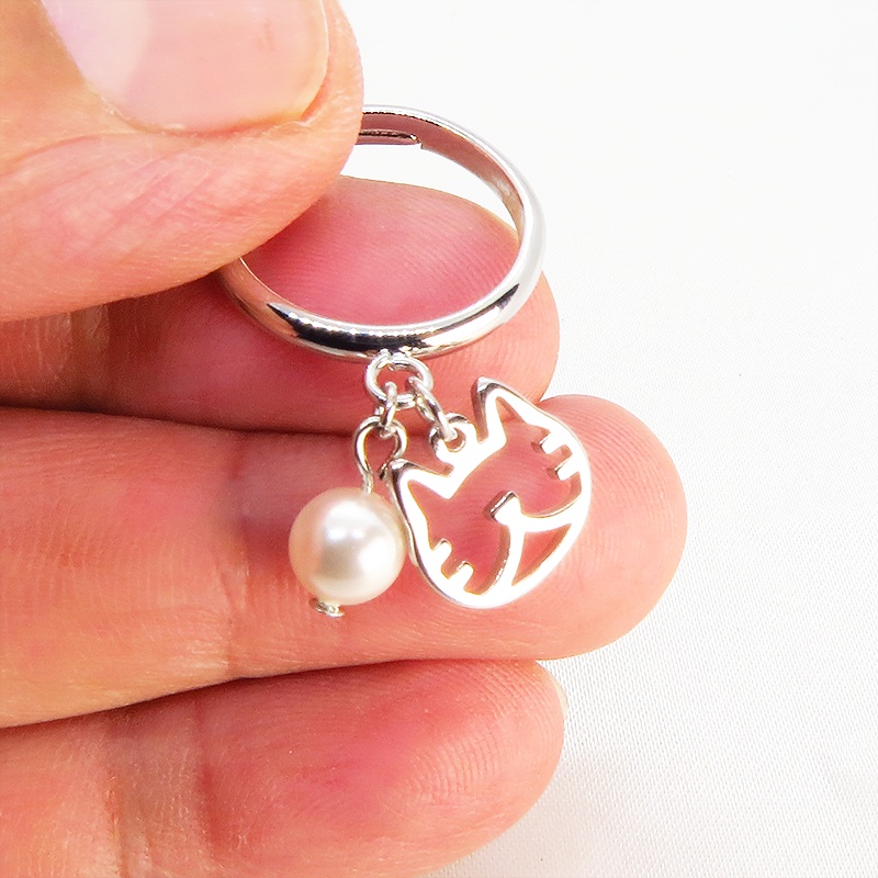 シルバーカラー 猫フェイス(ハチワレ)フレームとスワロフスキー・パールの大人可愛いリング フリーサイズ