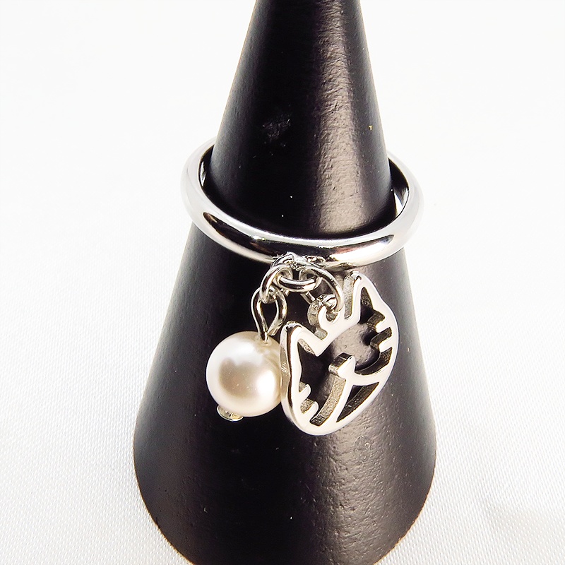 シルバーカラー 猫フェイス(ハチワレ)フレームとスワロフスキー・パールの大人可愛いリング フリーサイズ