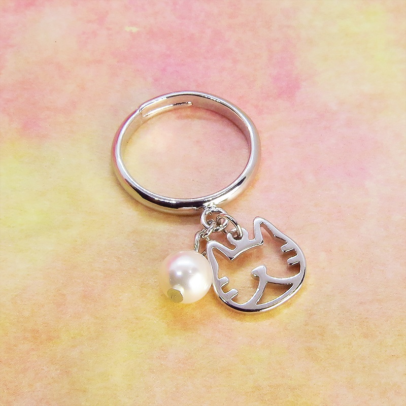 シルバーカラー 猫フェイス(ハチワレ)フレームとスワロフスキー・パールの大人可愛いリング フリーサイズ