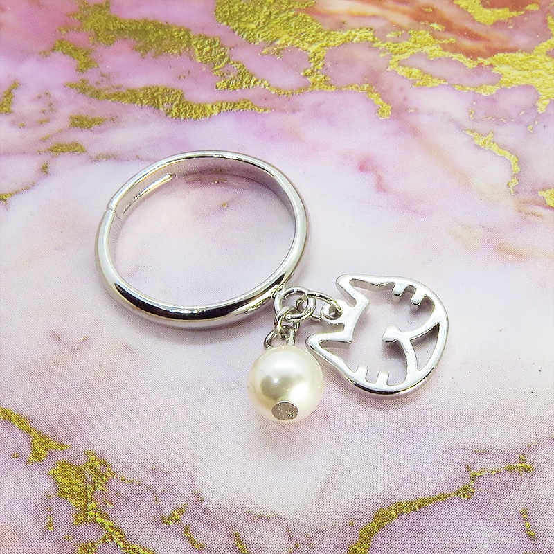 シルバーカラー 猫フェイス(ハチワレ)フレームとスワロフスキー・パールの大人可愛いリング フリーサイズ