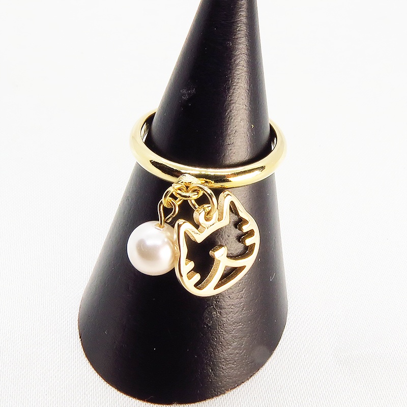 ゴールドカラー 猫フェイス(ハチワレ)フレームとスワロフスキー・パールの大人可愛いリング フリーサイズ