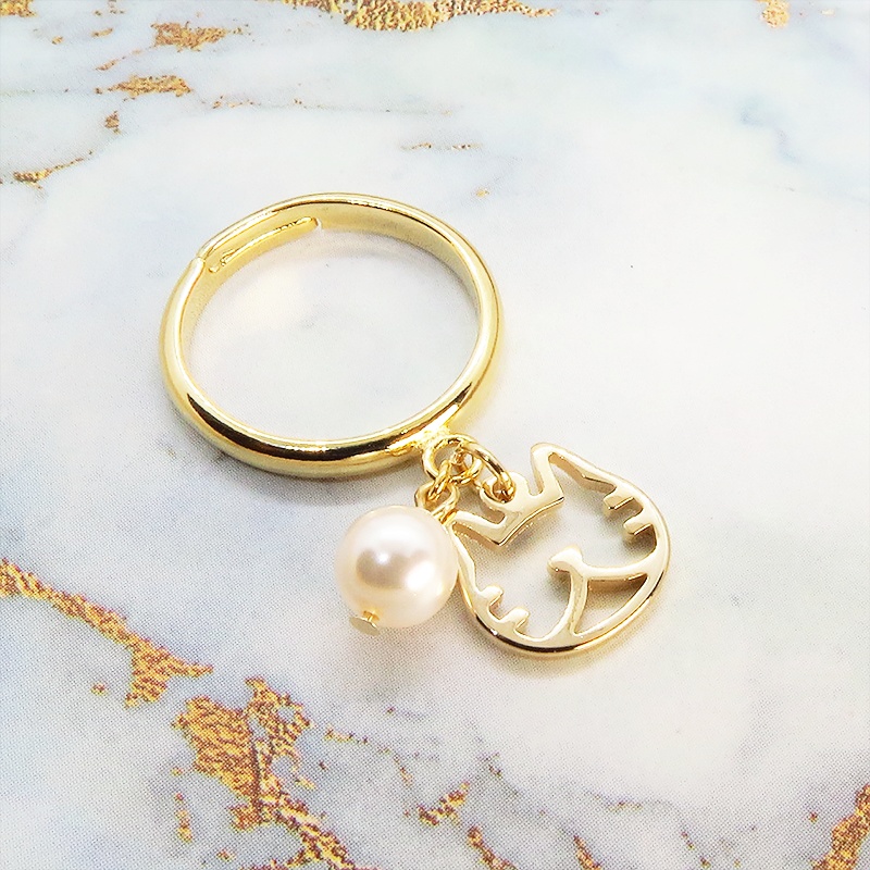 ゴールドカラー 猫フェイス(ハチワレ)フレームとスワロフスキー・パールの大人可愛いリング フリーサイズ