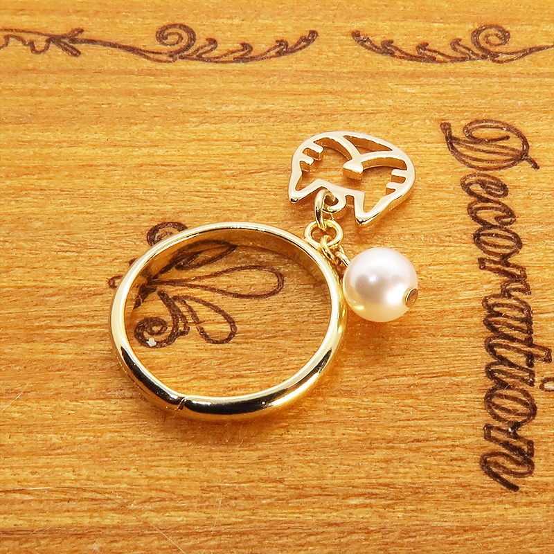 ゴールドカラー 猫フェイス(ハチワレ)フレームとスワロフスキー・パールの大人可愛いリング フリーサイズ