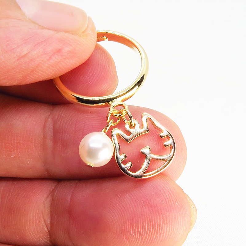 ゴールドカラー 猫フェイス(ハチワレ)フレームとスワロフスキー・パールの大人可愛いリング フリーサイズ