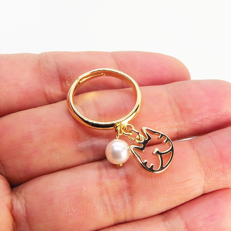 ゴールドカラー 猫フェイス(ハチワレ)フレームとスワロフスキー・パールの大人可愛いリング フリーサイズ