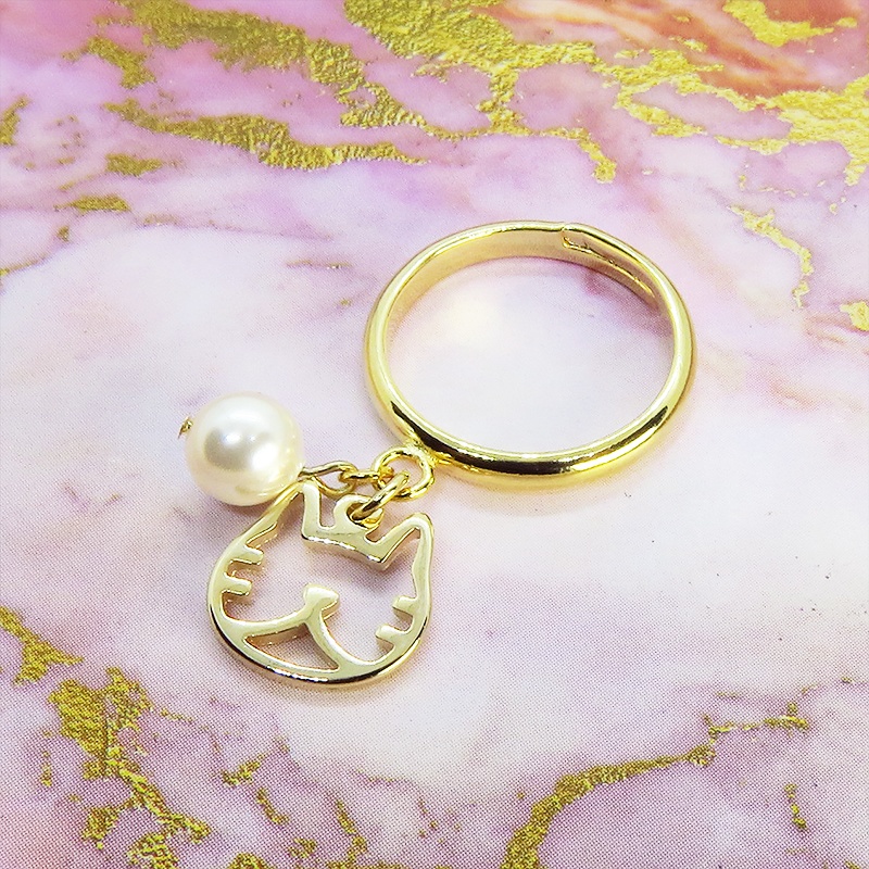 ゴールドカラー 猫フェイス(ハチワレ)フレームとスワロフスキー・パールの大人可愛いリング フリーサイズ