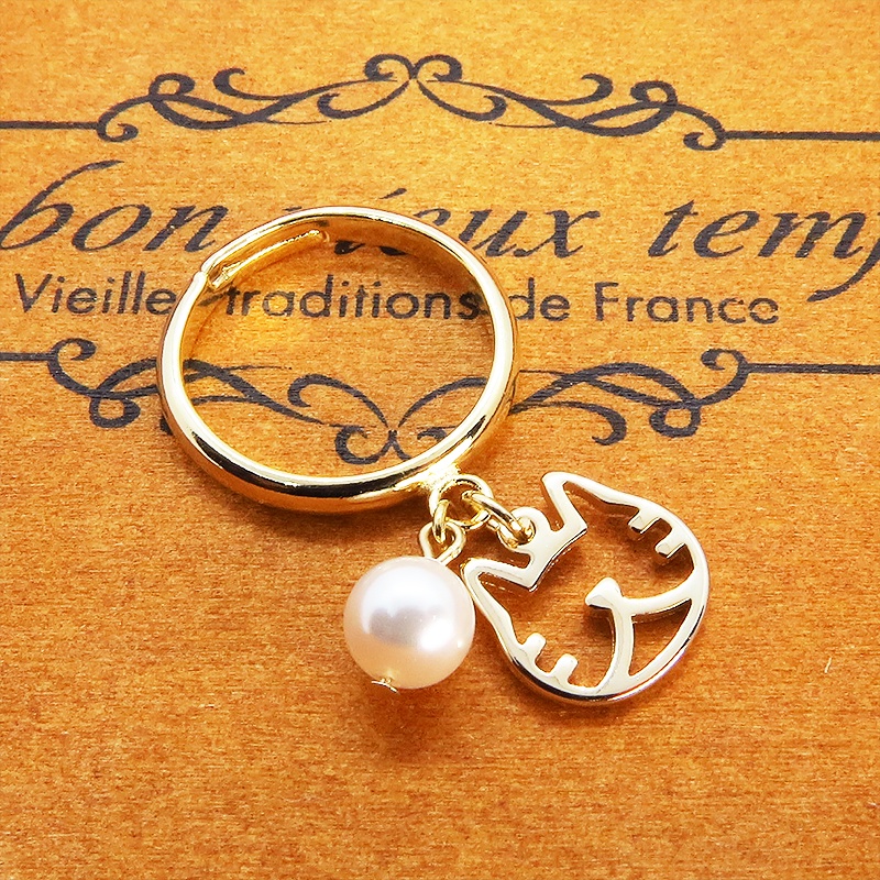 ゴールドカラー 猫フェイス(ハチワレ)フレームとスワロフスキー・パールの大人可愛いリング フリーサイズ